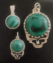 Load image into Gallery viewer, Multi sies availbe in either a GemStealie or custom GemSolitaire pendant
